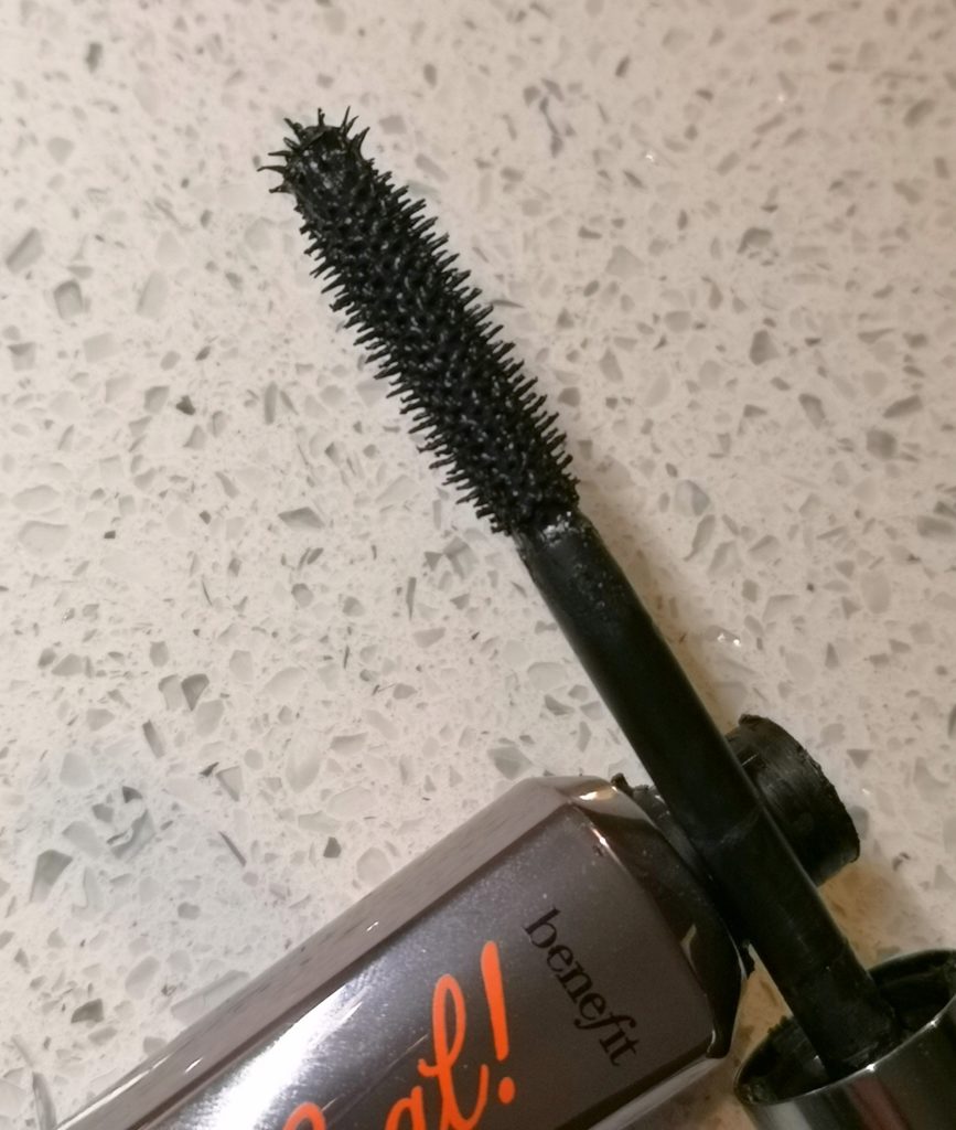 Benefit they're real packaging wand - It is dome shaped with small and medium spiked bristles for maximum application