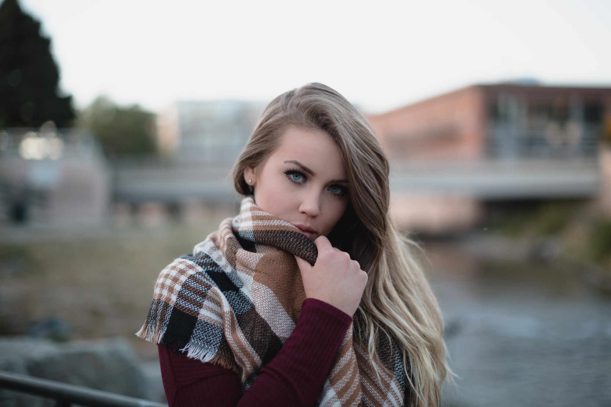 How to use fall accessories wisely, woan covering part of her face with her coat