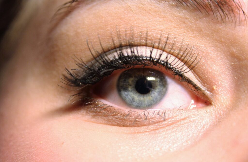Take care of your eyes by making time to clean your eyelash extensions. Read about the best way to clean eyelash extensions.