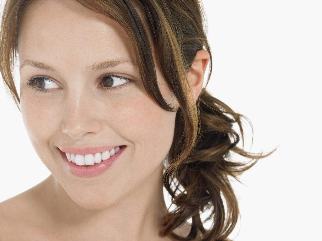 Young woman with clear skin that can avoid breakouts